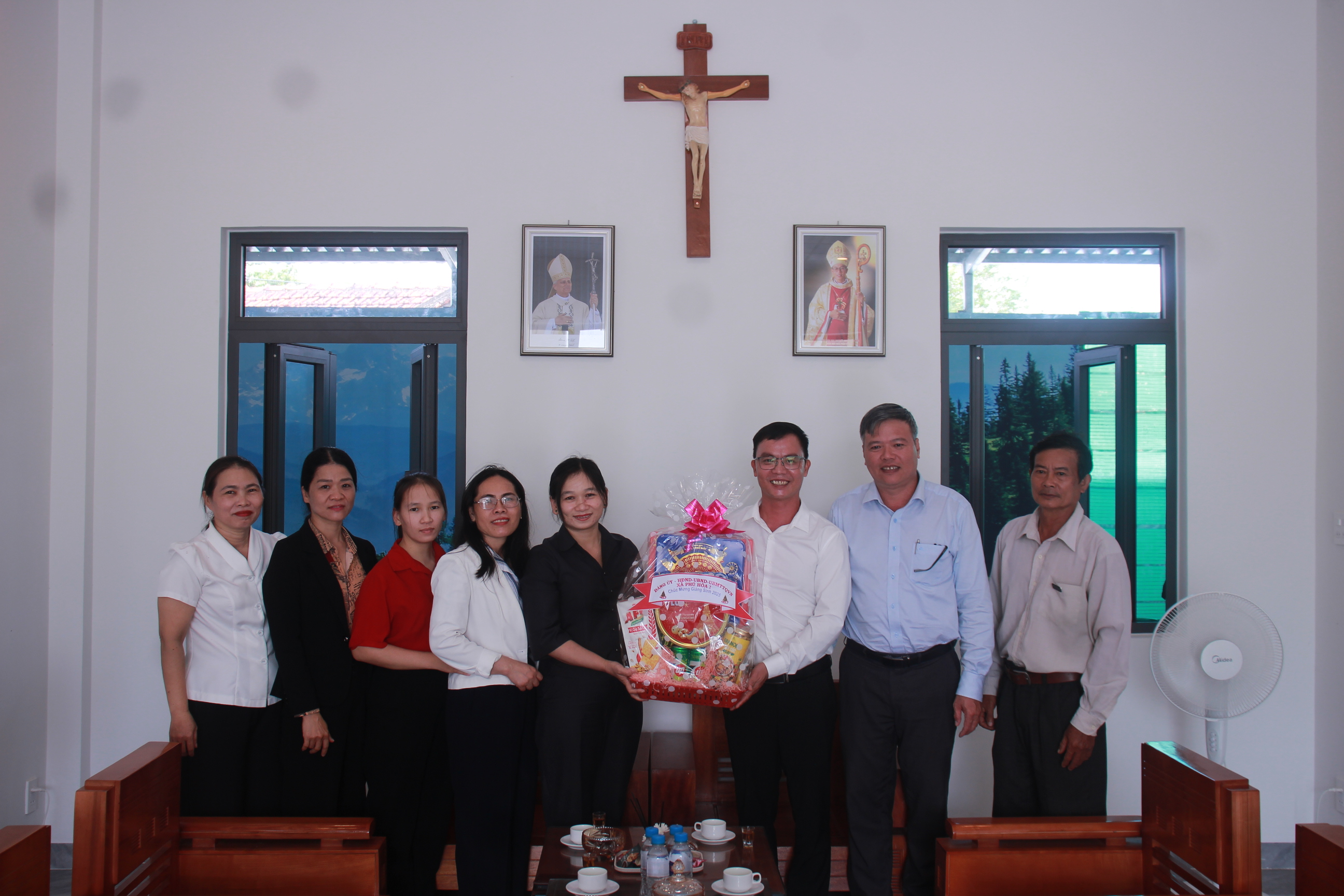 PHÓ BÍ THƯ THƯỜNG TRỰC ĐẢNG ỦY XÃ PHÚ HÒA 2 THĂM, CHÚC MỪNG GIÁO XỨ HÓC GÁO NHÂN LỄ GIÁNG SINH NĂM 2025
